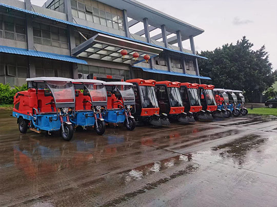 驾驶式电动扫地车助力城市环卫!(图1)