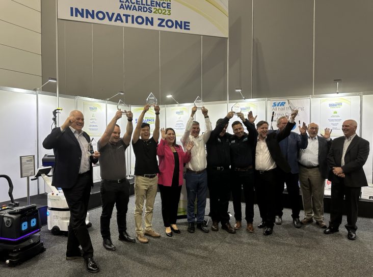 商用清洁机器人哈工澳汀首次海外展 斩获“创新卓越”大奖 无水清洁模式受国际清洁行业认可！(图6)