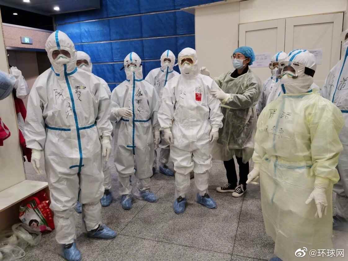 隔离区入口处，赵樟和他的“战友”们检查完毕准备进入