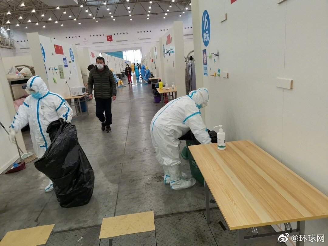 收集各病房单元的小桶垃圾